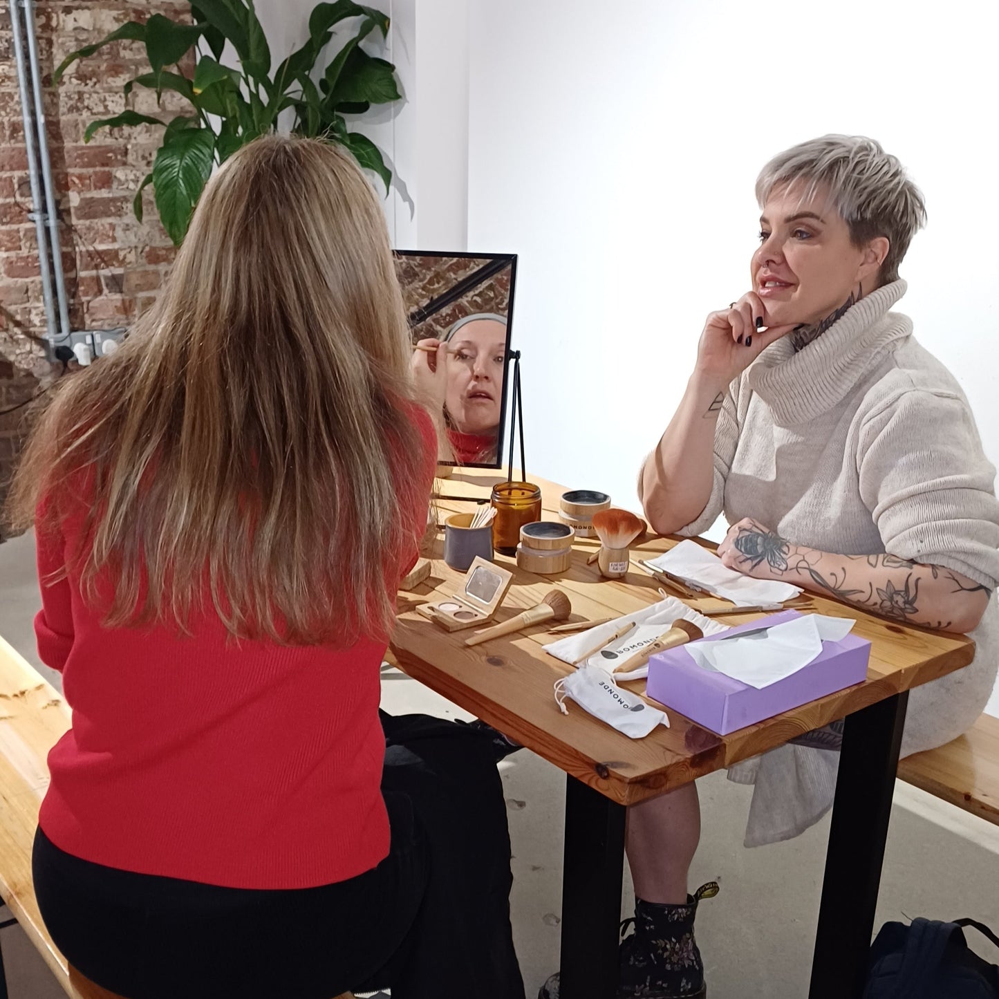 make up artist teaching application techniques to a student at the blomma beauty make up classes in london