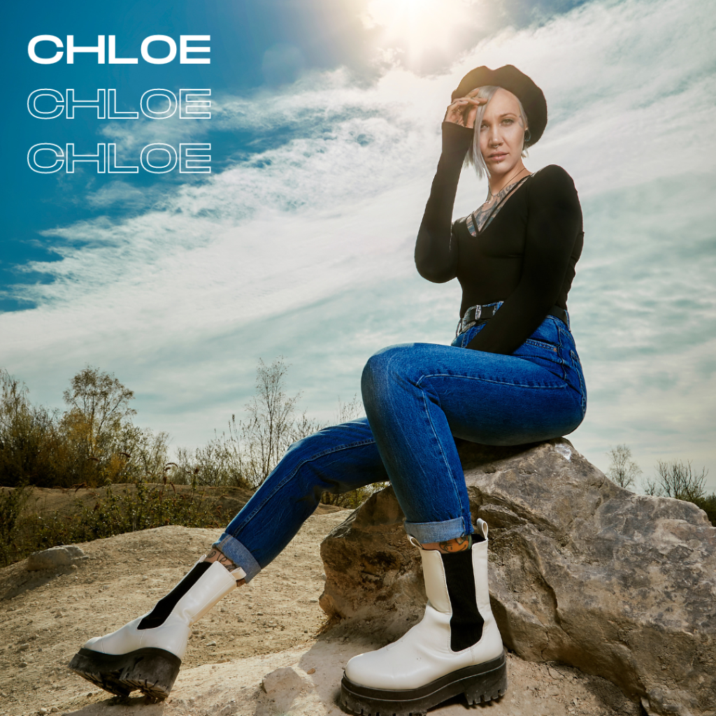 Image of woman modelling the Bomonde mineral foundation in shade Chloe