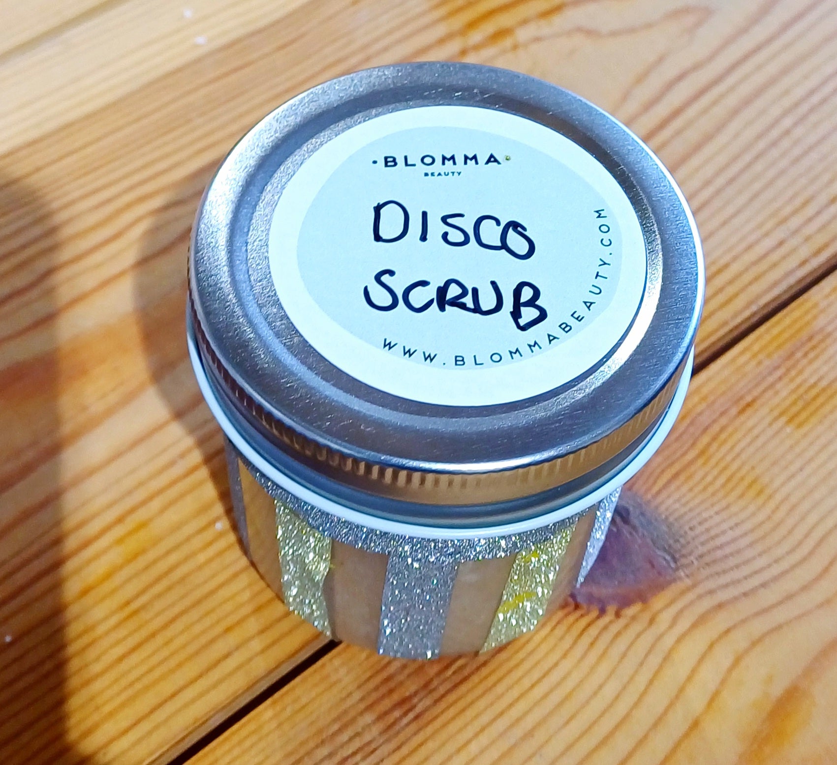 example of a hand decorated body scrub after a blomma beauty workshop. jar with aluminium lid, hand written label and sparkly washi tape