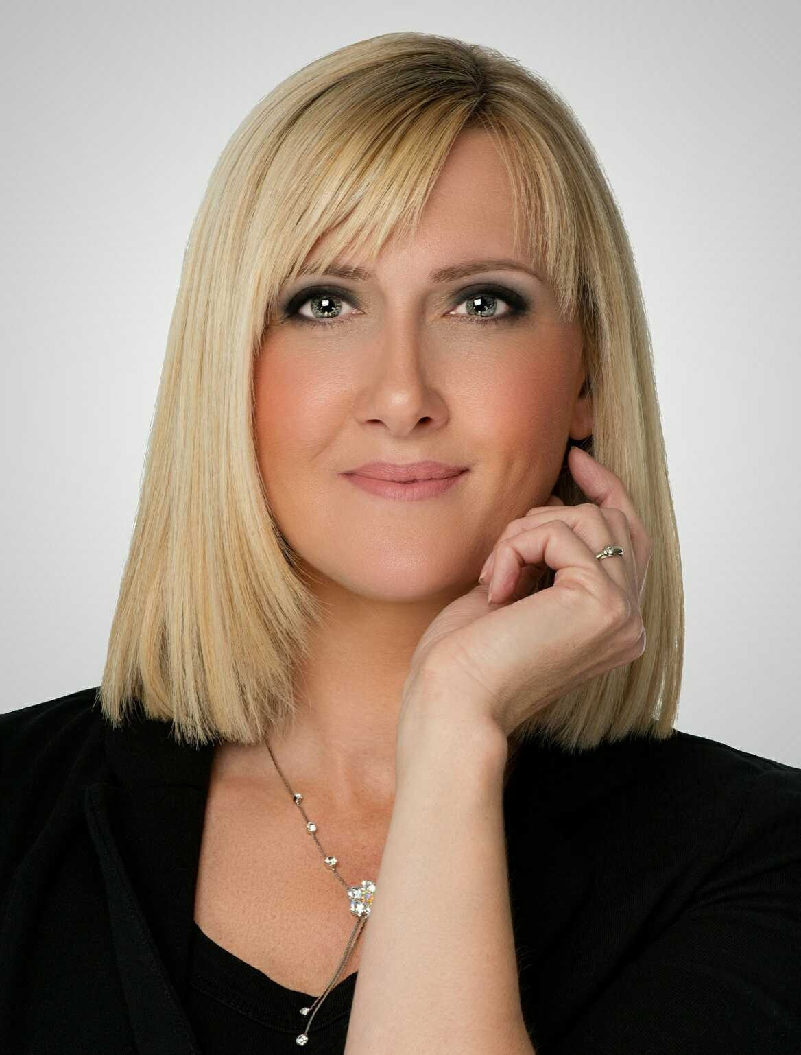 Image of Nadine, founder of barefaced beauty mineral make up.