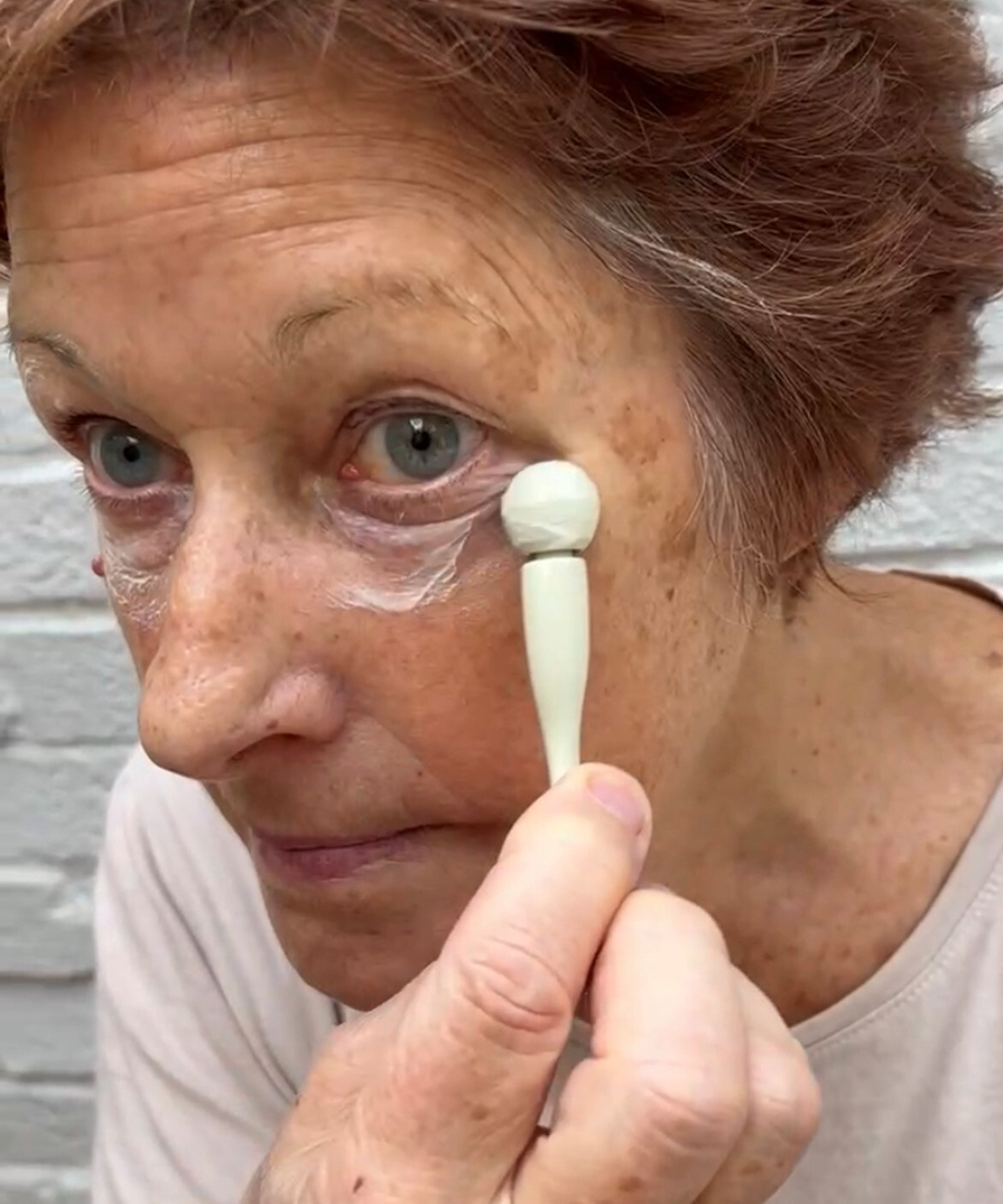 using an eye roller tool for eye bags wrinkles and to apply eyecreams and serums